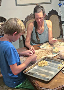 de-hulling peanuts with son